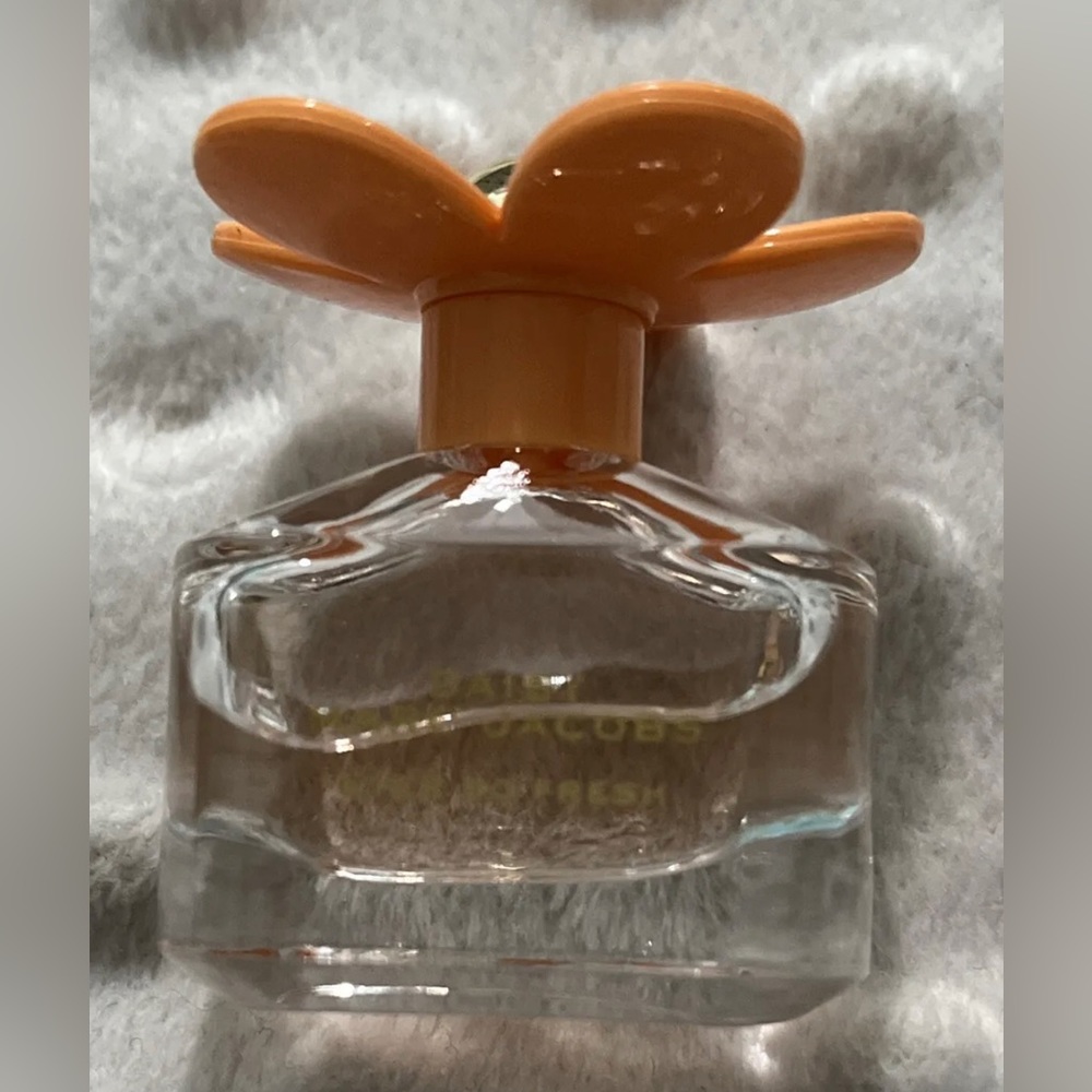 Marc Jacobs Daisy Ever So Fresh Eau De Parfum 4ml Miniature Perfume - Picture 3 of 8